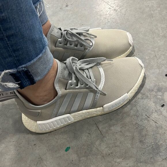 ADIDAS NMD R1 in Chalk Grey - Picture 2 of 8